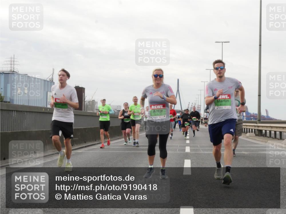 03.10.2025 - Köhlbrandbrückenlauf Matties Gatica Varas http://msf.ph/oto/9190418 03.10.2025 16:02:13 Position 3 8115, 8116 meine-sportfotos.de