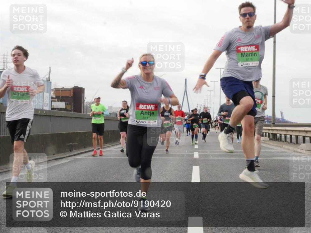 03.10.2025 - Köhlbrandbrückenlauf Matties Gatica Varas http://msf.ph/oto/9190420 03.10.2025 16:02:14 Position 3 9431, 8115, 8116 meine-sportfotos.de