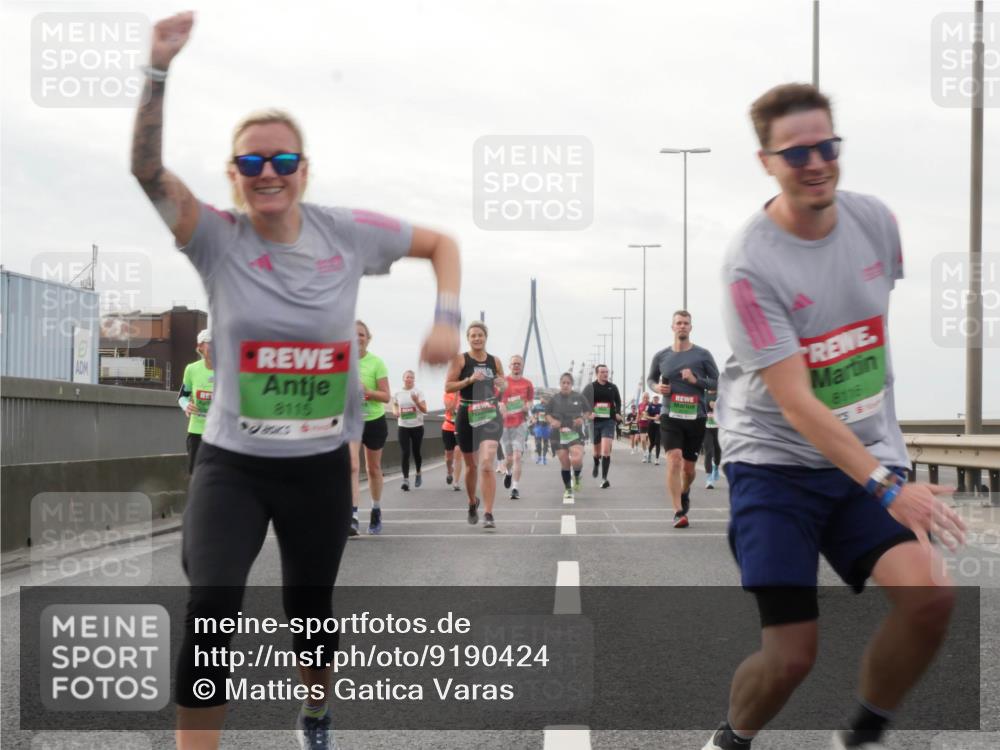 03.10.2025 - Köhlbrandbrückenlauf Matties Gatica Varas http://msf.ph/oto/9190424 03.10.2025 16:02:14 Position 3 8115, 8116 meine-sportfotos.de