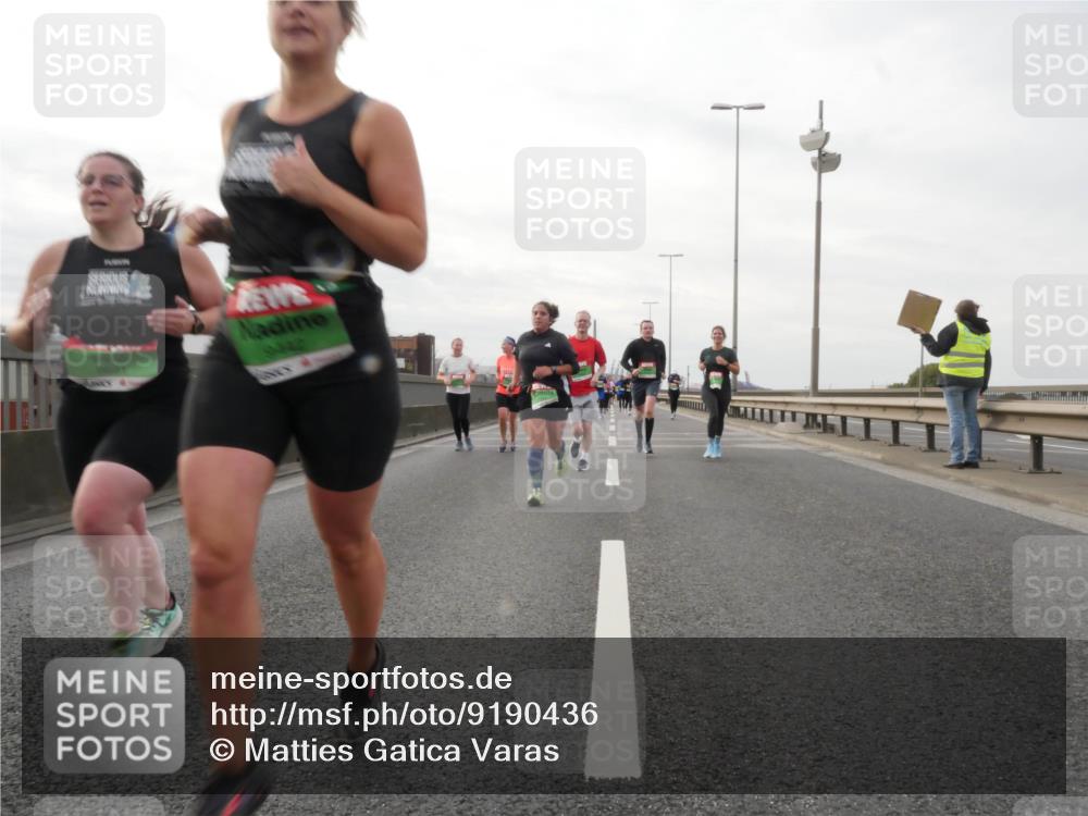 03.10.2025 - Köhlbrandbrückenlauf Matties Gatica Varas http://msf.ph/oto/9190436 03.10.2025 16:02:19 Position 3 4 meine-sportfotos.de