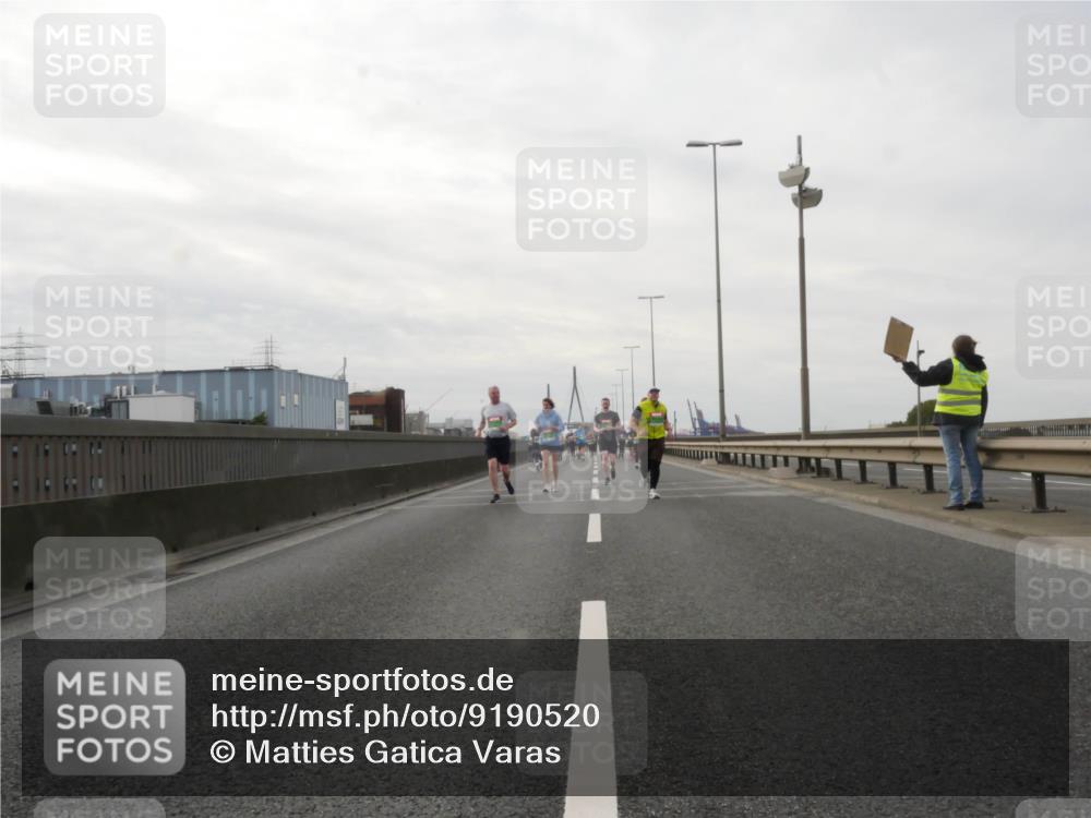 03.10.2025 - Köhlbrandbrückenlauf Matties Gatica Varas http://msf.ph/oto/9190520 03.10.2025 16:02:39 Position 3  meine-sportfotos.de