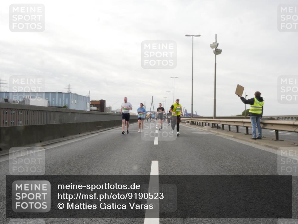 03.10.2025 - Köhlbrandbrückenlauf Matties Gatica Varas http://msf.ph/oto/9190523 03.10.2025 16:02:40 Position 3  meine-sportfotos.de
