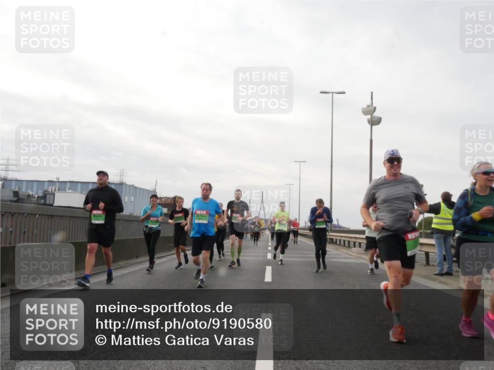 03.10.2025 - Köhlbrandbrückenlauf Matties Gatica Varas http://msf.ph/oto/9190580 03.10.2025 16:02:52 Position 3  meine-sportfotos.de