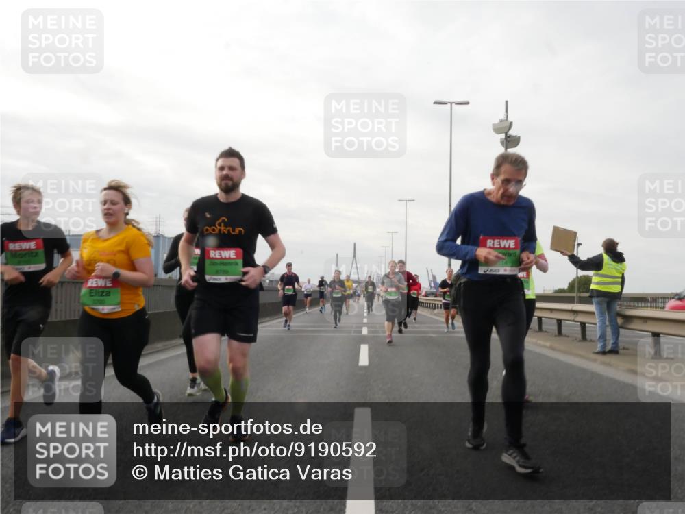 03.10.2025 - Köhlbrandbrückenlauf Matties Gatica Varas http://msf.ph/oto/9190592 03.10.2025 16:02:55 Position 3 8790, 14 meine-sportfotos.de