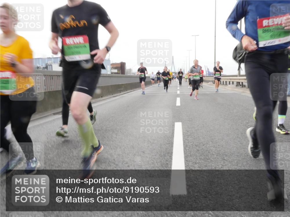 03.10.2025 - Köhlbrandbrückenlauf Matties Gatica Varas http://msf.ph/oto/9190593 03.10.2025 16:02:55 Position 3  meine-sportfotos.de