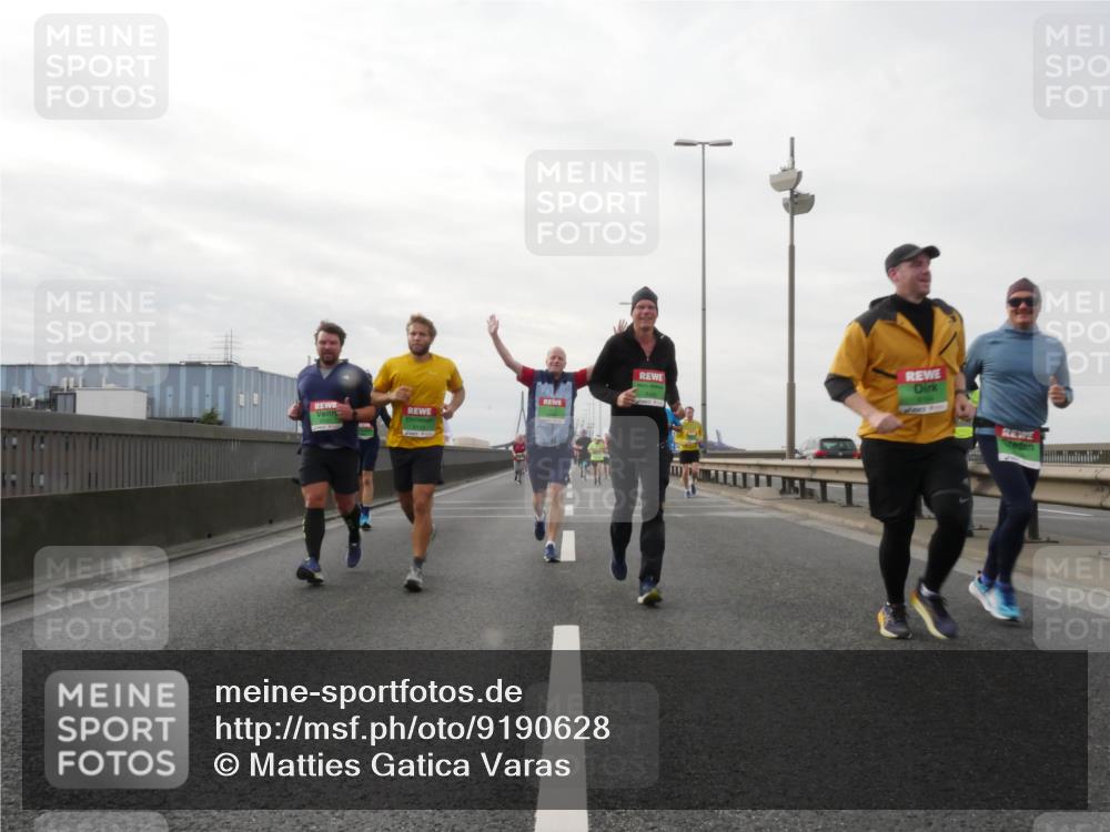 03.10.2025 - Köhlbrandbrückenlauf Matties Gatica Varas http://msf.ph/oto/9190628 03.10.2025 16:03:02 Position 3  meine-sportfotos.de
