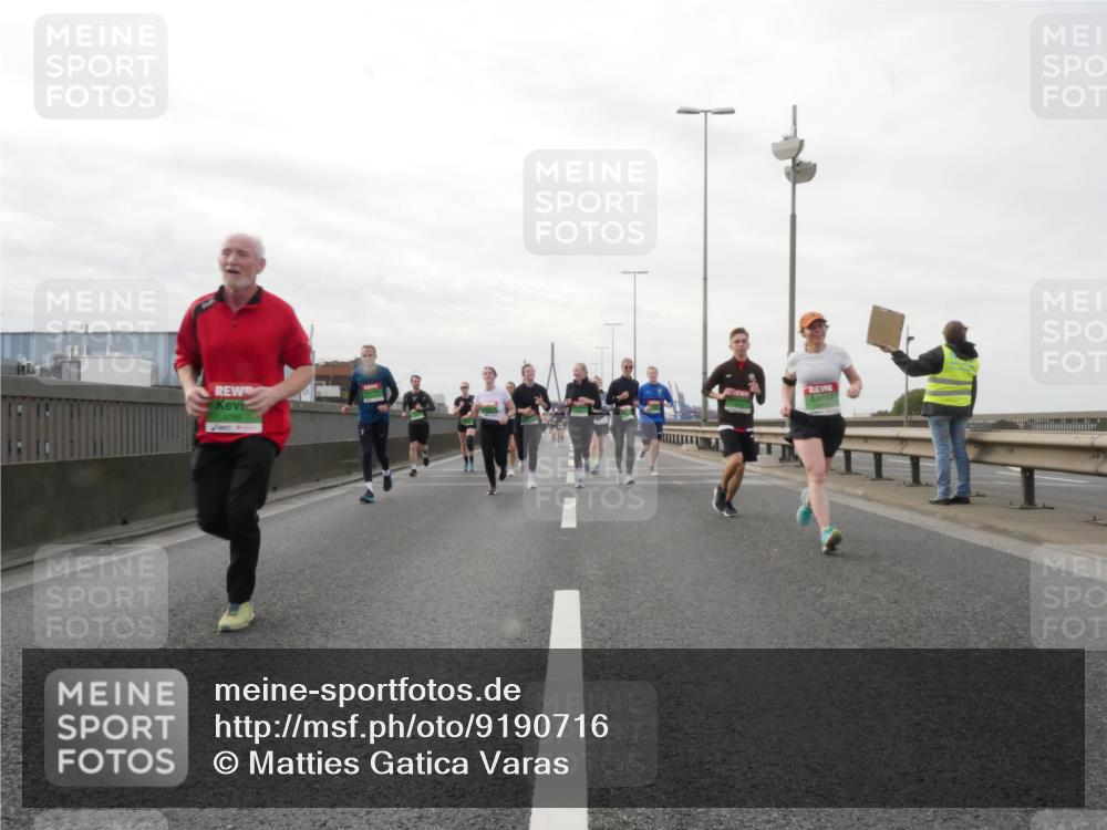 03.10.2025 - Köhlbrandbrückenlauf Matties Gatica Varas http://msf.ph/oto/9190716 03.10.2025 16:03:21 Position 3  meine-sportfotos.de