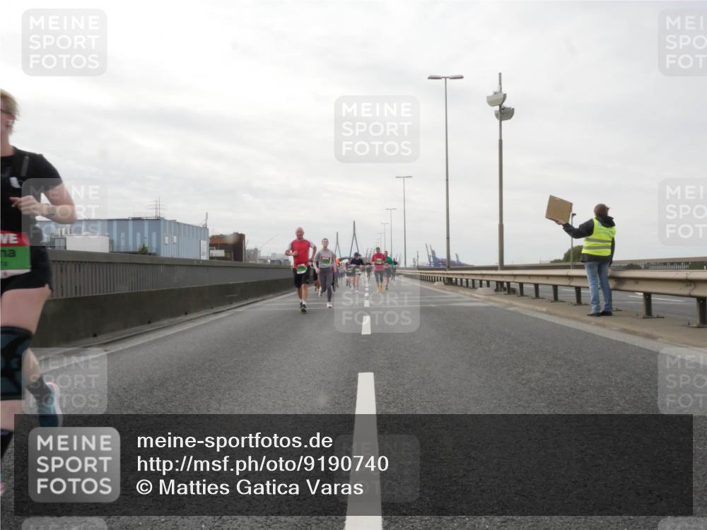 03.10.2025 - Köhlbrandbrückenlauf Matties Gatica Varas http://msf.ph/oto/9190740 03.10.2025 16:03:26 Position 3 74 meine-sportfotos.de