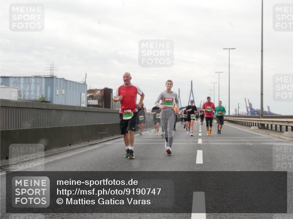 03.10.2025 - Köhlbrandbrückenlauf Matties Gatica Varas http://msf.ph/oto/9190747 03.10.2025 16:03:28 Position 3  meine-sportfotos.de