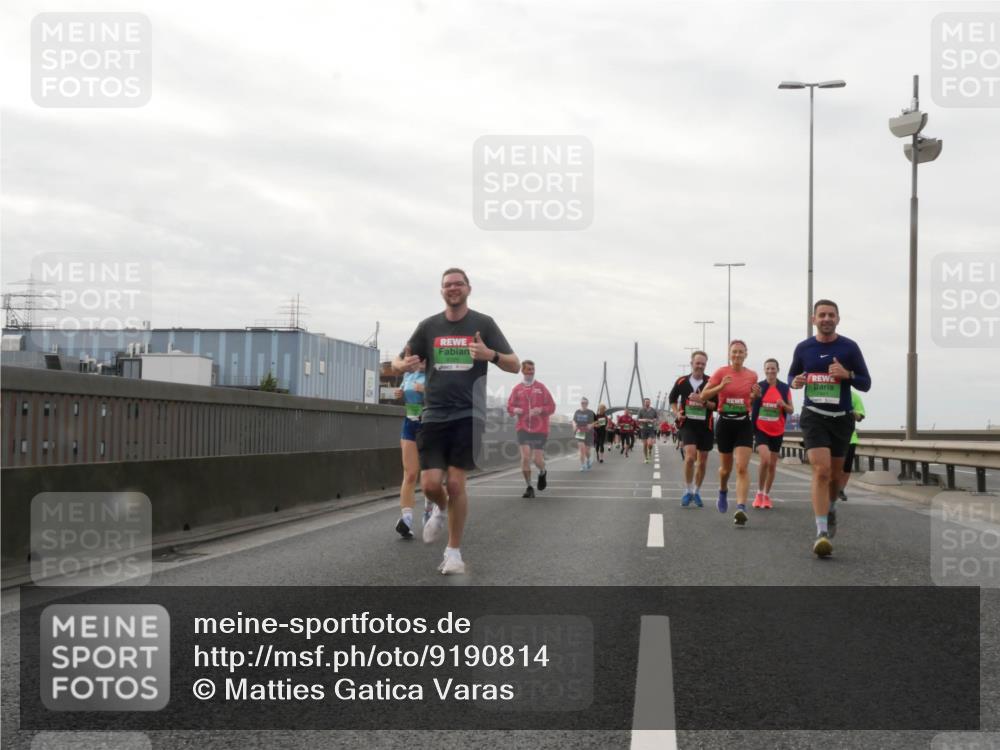 03.10.2025 - Köhlbrandbrückenlauf Matties Gatica Varas http://msf.ph/oto/9190814 03.10.2025 16:03:47 Position 3  meine-sportfotos.de