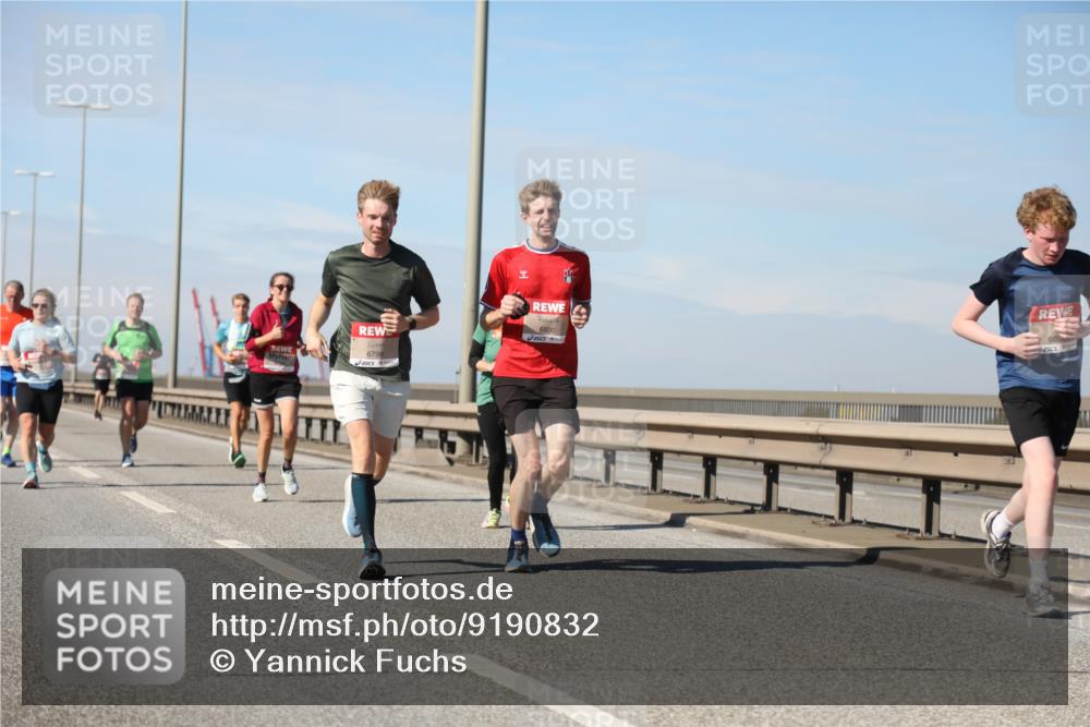 03.10.2025 - Köhlbrandbrückenlauf Yannick Fuchs http://msf.ph/oto/9190832 03.10.2025 11:51:13 Position 3 6799, 6800 meine-sportfotos.de