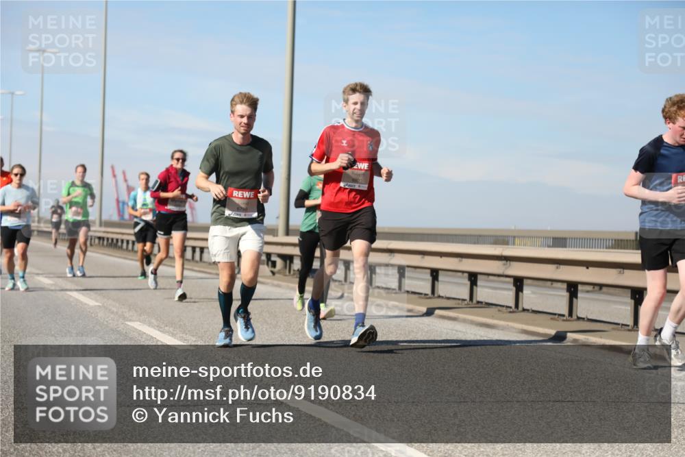 03.10.2025 - Köhlbrandbrückenlauf Yannick Fuchs http://msf.ph/oto/9190834 03.10.2025 11:51:13 Position 3 6799, 6800 meine-sportfotos.de