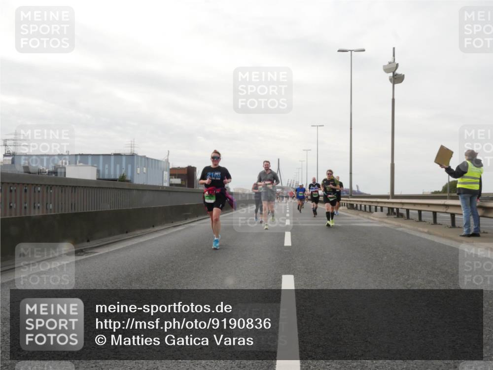 03.10.2025 - Köhlbrandbrückenlauf Matties Gatica Varas http://msf.ph/oto/9190836 03.10.2025 16:03:53 Position 3  meine-sportfotos.de