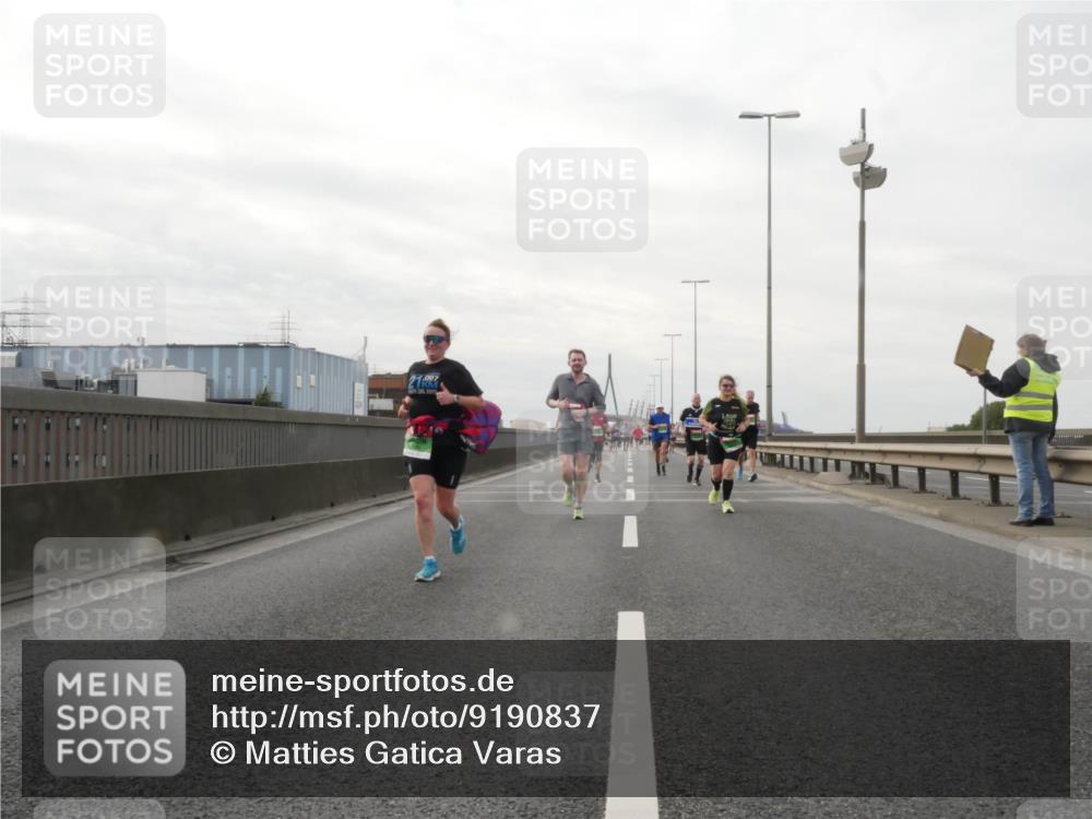 03.10.2025 - Köhlbrandbrückenlauf Matties Gatica Varas http://msf.ph/oto/9190837 03.10.2025 16:03:53 Position 3 21 meine-sportfotos.de