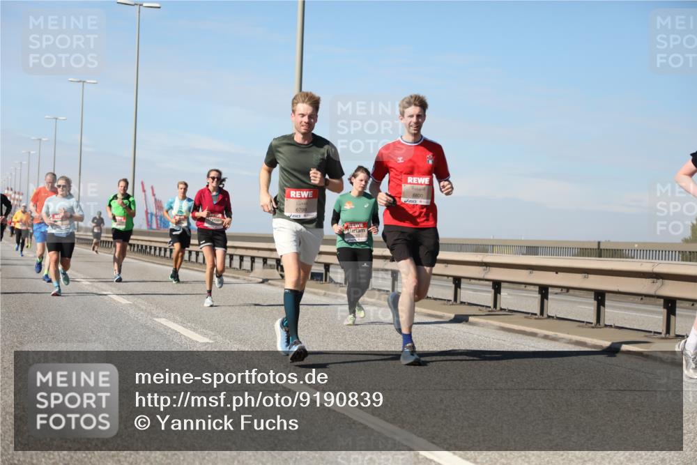03.10.2025 - Köhlbrandbrückenlauf Yannick Fuchs http://msf.ph/oto/9190839 03.10.2025 11:51:14 Position 3 6799, 6800 meine-sportfotos.de