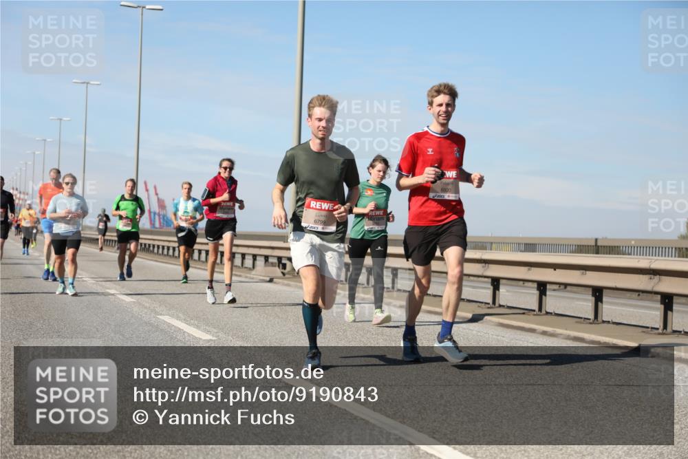03.10.2025 - Köhlbrandbrückenlauf Yannick Fuchs http://msf.ph/oto/9190843 03.10.2025 11:51:14 Position 3 6799, 6800 meine-sportfotos.de