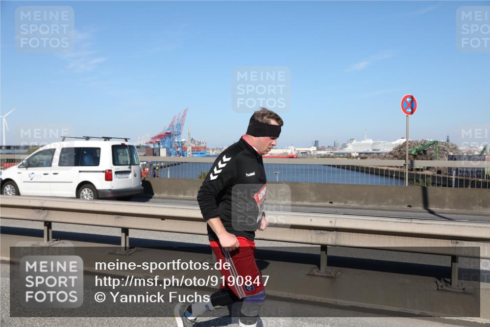 03.10.2025 - Köhlbrandbrückenlauf Yannick Fuchs http://msf.ph/oto/9190847 03.10.2025 12:10:56 Position 3  meine-sportfotos.de