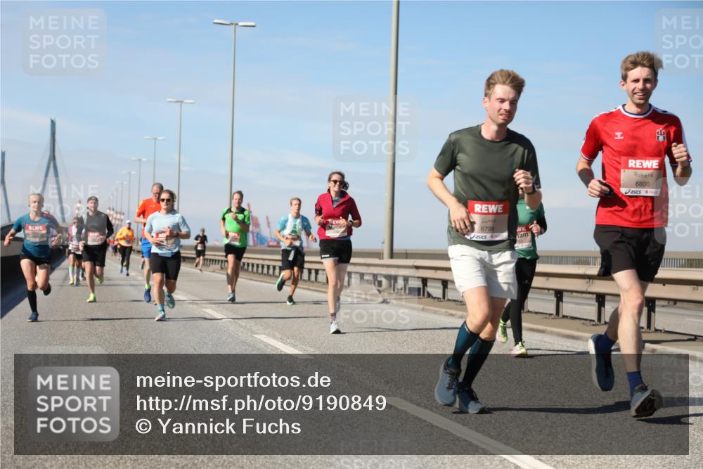 03.10.2025 - Köhlbrandbrückenlauf Yannick Fuchs http://msf.ph/oto/9190849 03.10.2025 11:51:14 Position 3 6799, 6800 meine-sportfotos.de