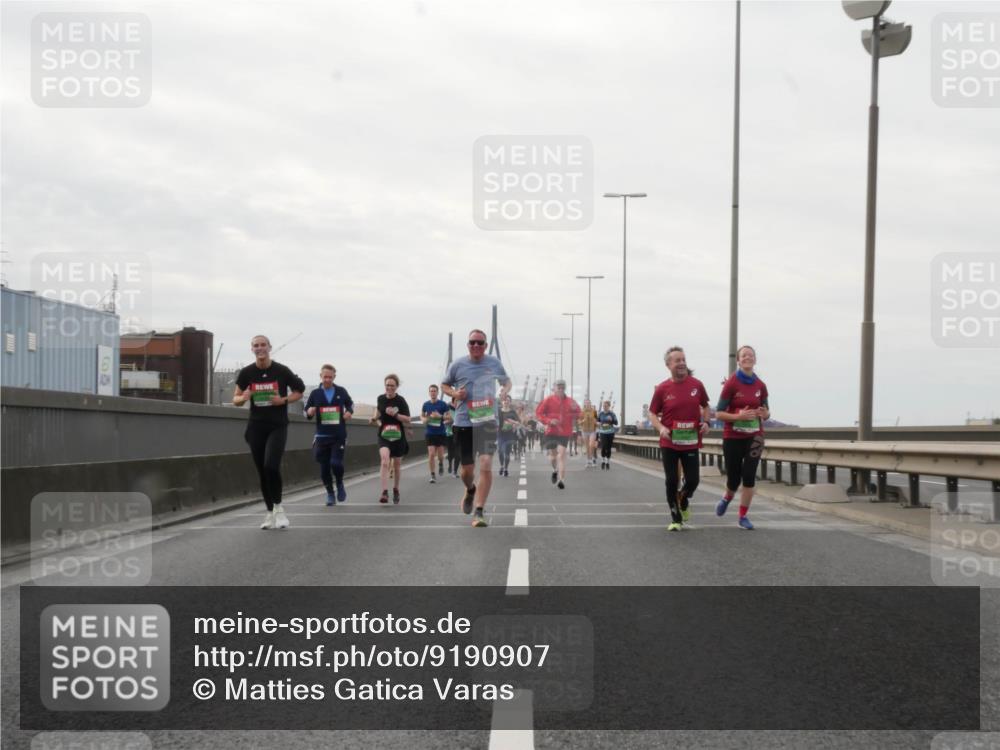 03.10.2025 - Köhlbrandbrückenlauf Matties Gatica Varas http://msf.ph/oto/9190907 03.10.2025 16:04:08 Position 3  meine-sportfotos.de