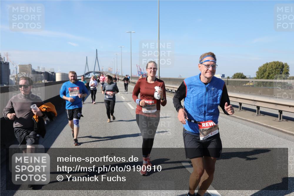 03.10.2025 - Köhlbrandbrückenlauf Yannick Fuchs http://msf.ph/oto/9190910 03.10.2025 12:11:01 Position 3 5550, 6381, 6380 meine-sportfotos.de