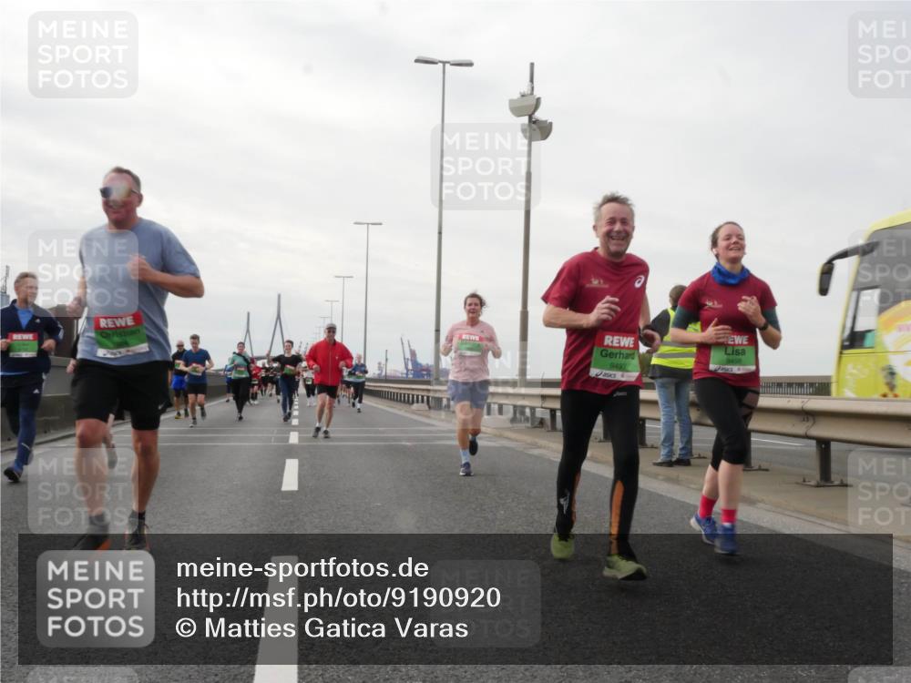 03.10.2025 - Köhlbrandbrückenlauf Matties Gatica Varas http://msf.ph/oto/9190920 03.10.2025 16:04:11 Position 3 9497, 9498 meine-sportfotos.de