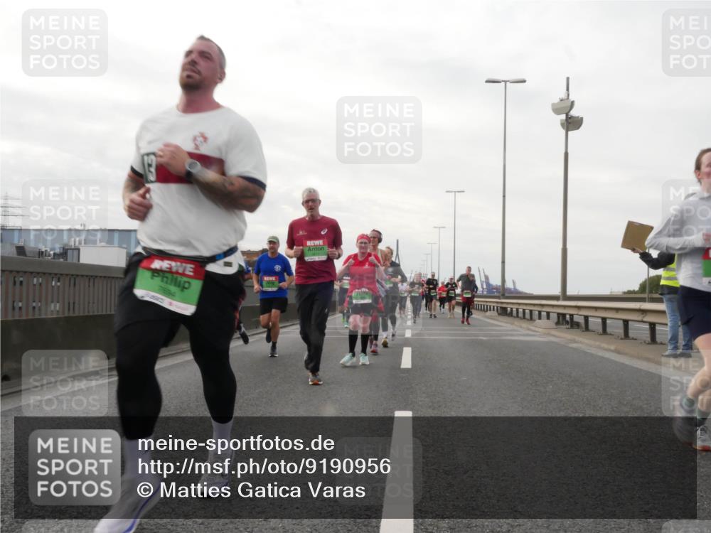 03.10.2025 - Köhlbrandbrückenlauf Matties Gatica Varas http://msf.ph/oto/9190956 03.10.2025 16:04:22 Position 3  meine-sportfotos.de
