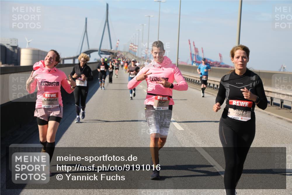 03.10.2025 - Köhlbrandbrückenlauf Yannick Fuchs http://msf.ph/oto/9191016 03.10.2025 12:11:09 Position 3 5221, 5207, 5548 meine-sportfotos.de