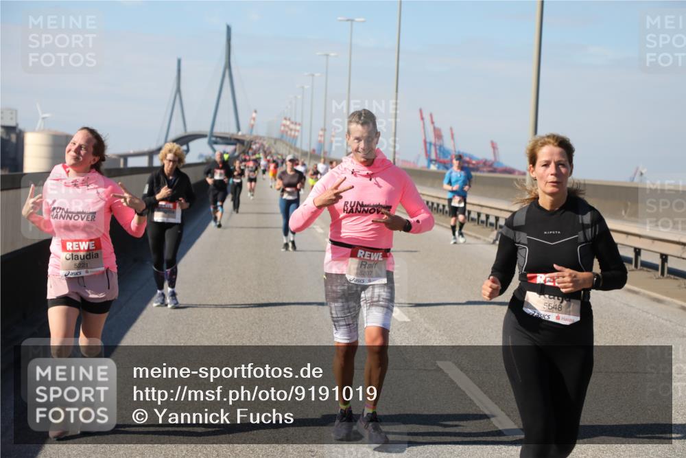 03.10.2025 - Köhlbrandbrückenlauf Yannick Fuchs http://msf.ph/oto/9191019 03.10.2025 12:11:10 Position 3 5221, 5207, 5548 meine-sportfotos.de