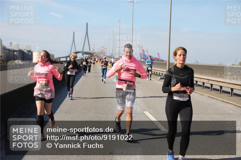 03.10.2025 - Köhlbrandbrückenlauf Yannick Fuchs http://msf.ph/oto/9191022 03.10.2025 12:11:10 Position 3 5221, 5207, 5548 meine-sportfotos.de