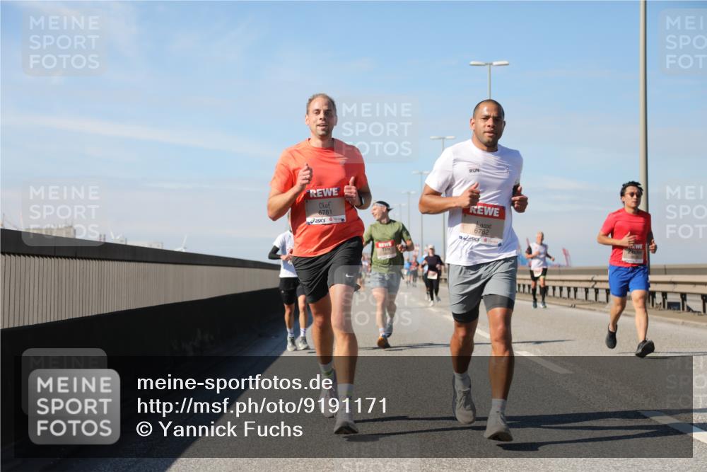 03.10.2025 - Köhlbrandbrückenlauf Yannick Fuchs http://msf.ph/oto/9191171 03.10.2025 11:51:44 Position 3 6781, 6782 meine-sportfotos.de