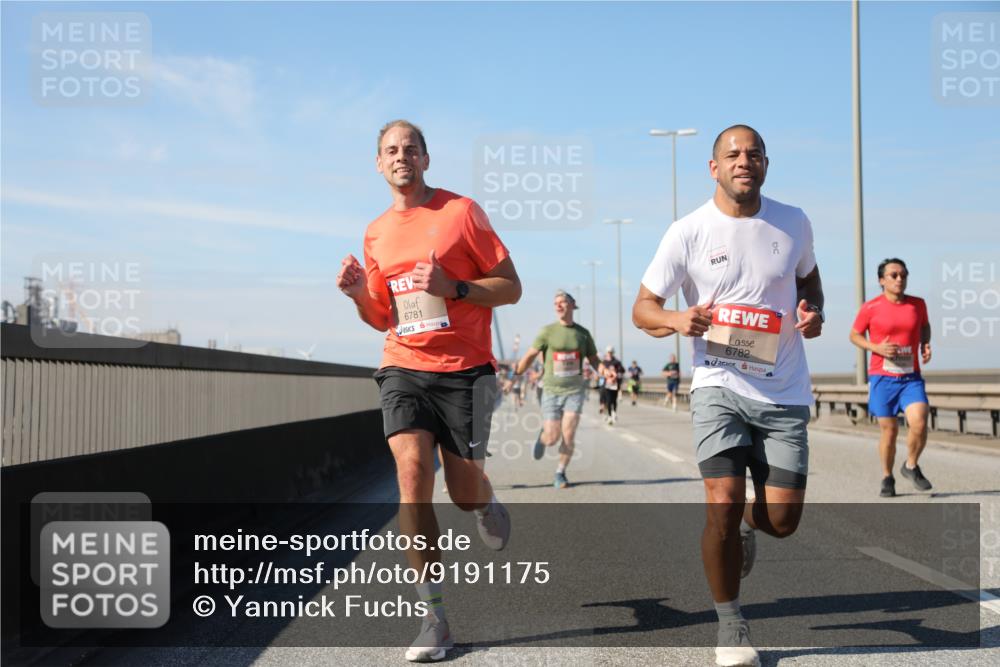 03.10.2025 - Köhlbrandbrückenlauf Yannick Fuchs http://msf.ph/oto/9191175 03.10.2025 11:51:45 Position 3 6781, 6782 meine-sportfotos.de