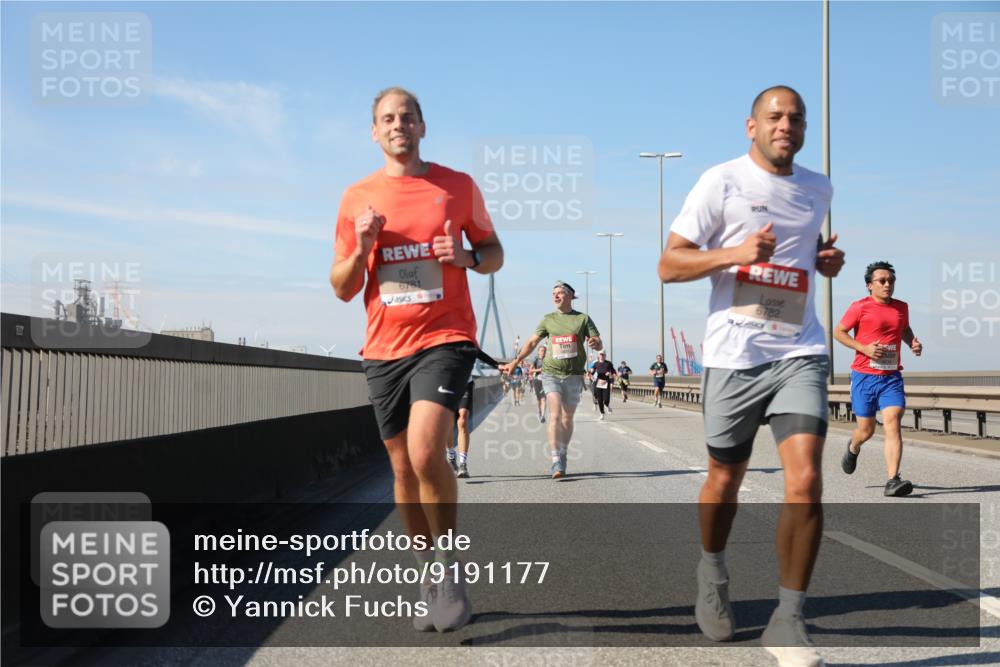 03.10.2025 - Köhlbrandbrückenlauf Yannick Fuchs http://msf.ph/oto/9191177 03.10.2025 11:51:45 Position 3 6781, 6782 meine-sportfotos.de