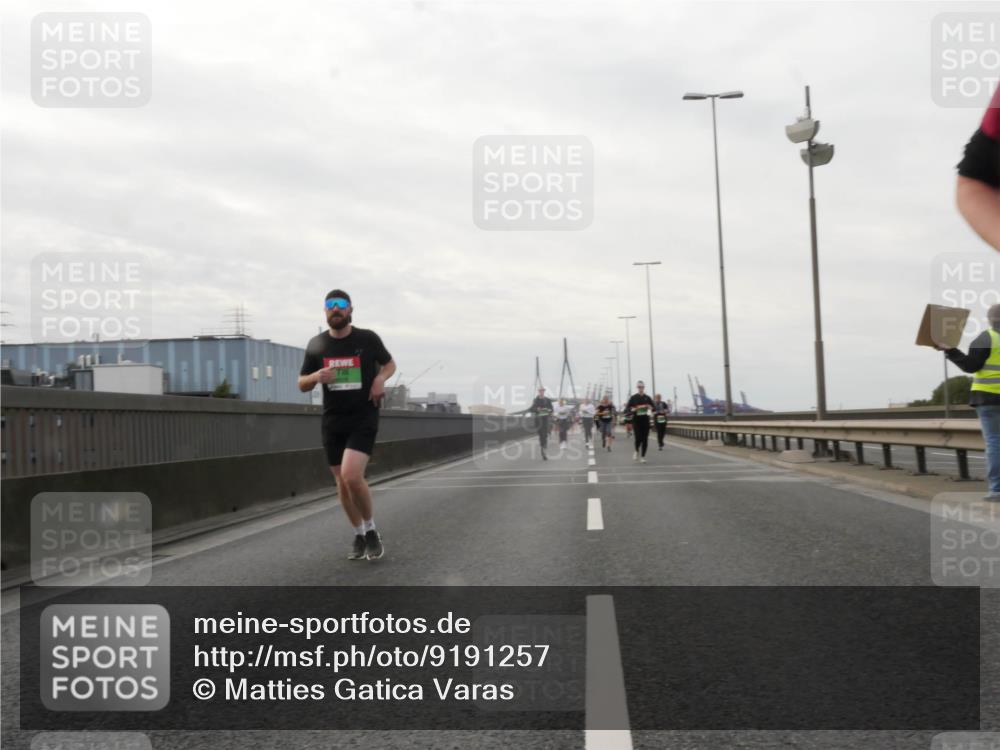 03.10.2025 - Köhlbrandbrückenlauf Matties Gatica Varas http://msf.ph/oto/9191257 03.10.2025 16:05:32 Position 3  meine-sportfotos.de