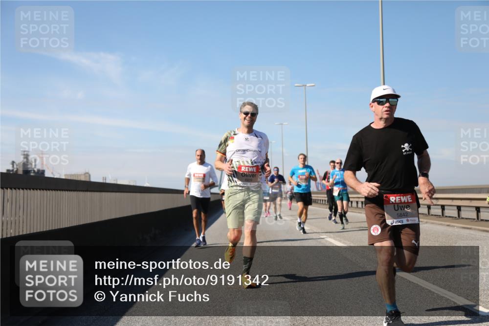 03.10.2025 - Köhlbrandbrückenlauf Yannick Fuchs http://msf.ph/oto/9191342 03.10.2025 11:52:01 Position 3 4929, 5842 meine-sportfotos.de