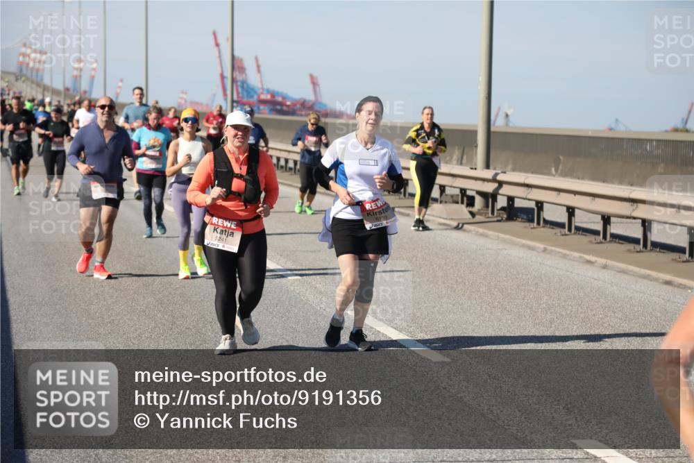 03.10.2025 - Köhlbrandbrückenlauf Yannick Fuchs http://msf.ph/oto/9191356 03.10.2025 12:12:01 Position 3 5241, 6133 meine-sportfotos.de