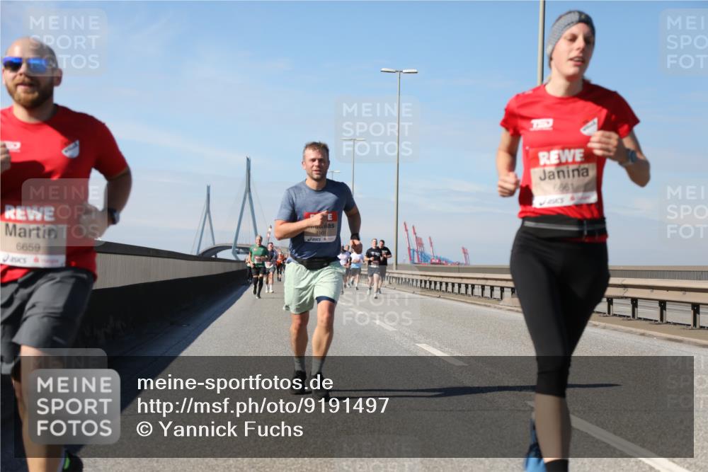 03.10.2025 - Köhlbrandbrückenlauf Yannick Fuchs http://msf.ph/oto/9191497 03.10.2025 11:52:15 Position 3 6659, 4901, 6661 meine-sportfotos.de