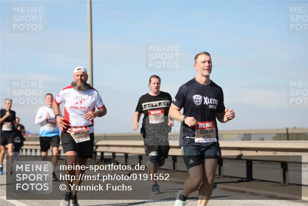 03.10.2025 - Köhlbrandbrückenlauf Yannick Fuchs http://msf.ph/oto/9191552 03.10.2025 11:52:24 Position 3 4486, 4730, 4158 meine-sportfotos.de