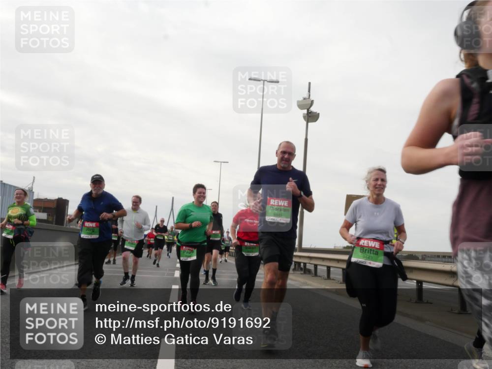 03.10.2025 - Köhlbrandbrückenlauf Matties Gatica Varas http://msf.ph/oto/9191692 03.10.2025 16:07:15 Position 3 9445, 9443 meine-sportfotos.de