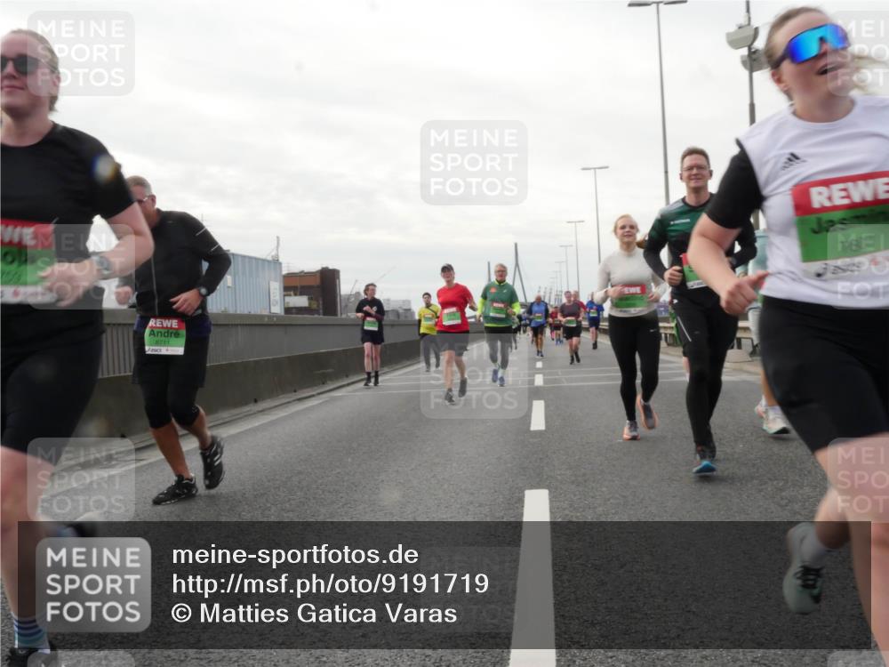 03.10.2025 - Köhlbrandbrückenlauf Matties Gatica Varas http://msf.ph/oto/9191719 03.10.2025 16:07:21 Position 3 1959, 8711, 7807 meine-sportfotos.de