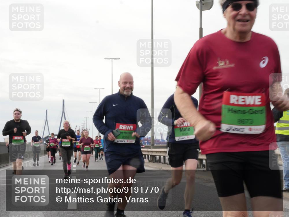 03.10.2025 - Köhlbrandbrückenlauf Matties Gatica Varas http://msf.ph/oto/9191770 03.10.2025 16:07:35 Position 3 8359, 8534, 8673 meine-sportfotos.de