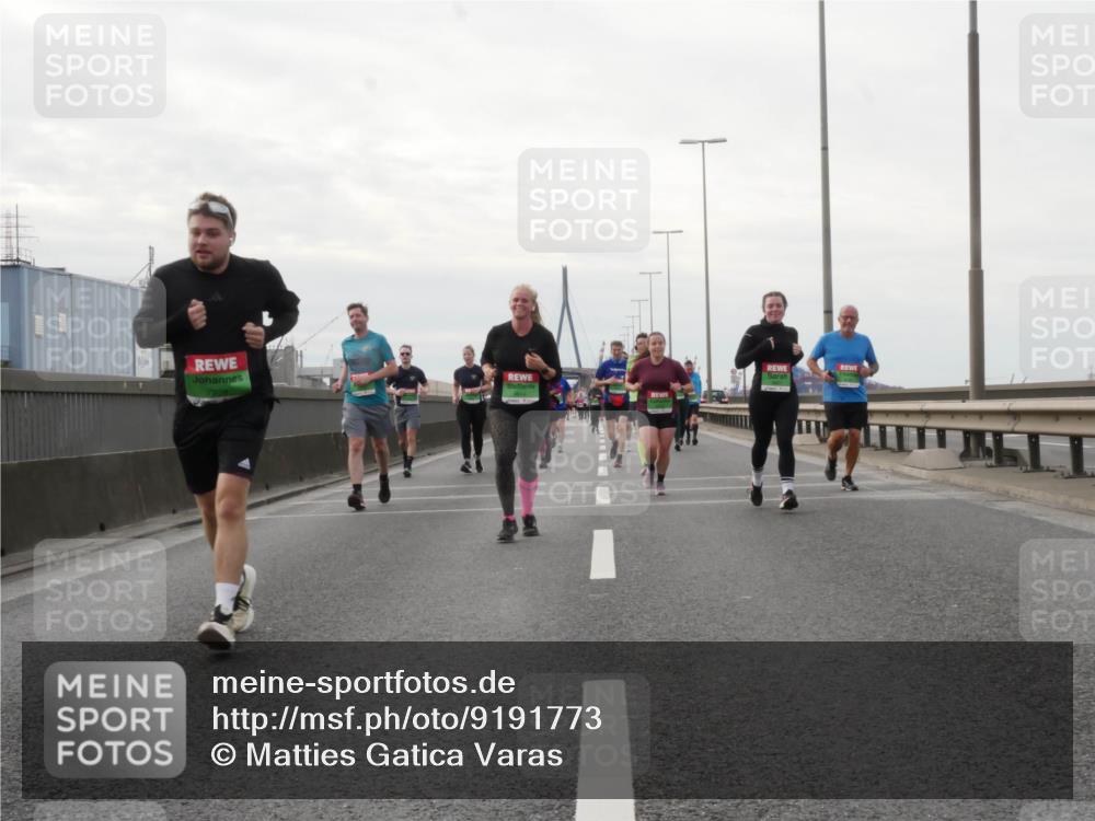 03.10.2025 - Köhlbrandbrückenlauf Matties Gatica Varas http://msf.ph/oto/9191773 03.10.2025 16:07:37 Position 3  meine-sportfotos.de