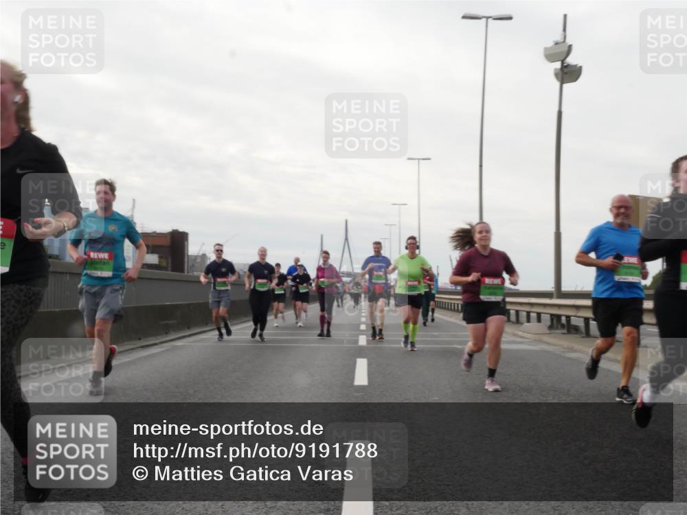 03.10.2025 - Köhlbrandbrückenlauf Matties Gatica Varas http://msf.ph/oto/9191788 03.10.2025 16:07:40 Position 3  meine-sportfotos.de