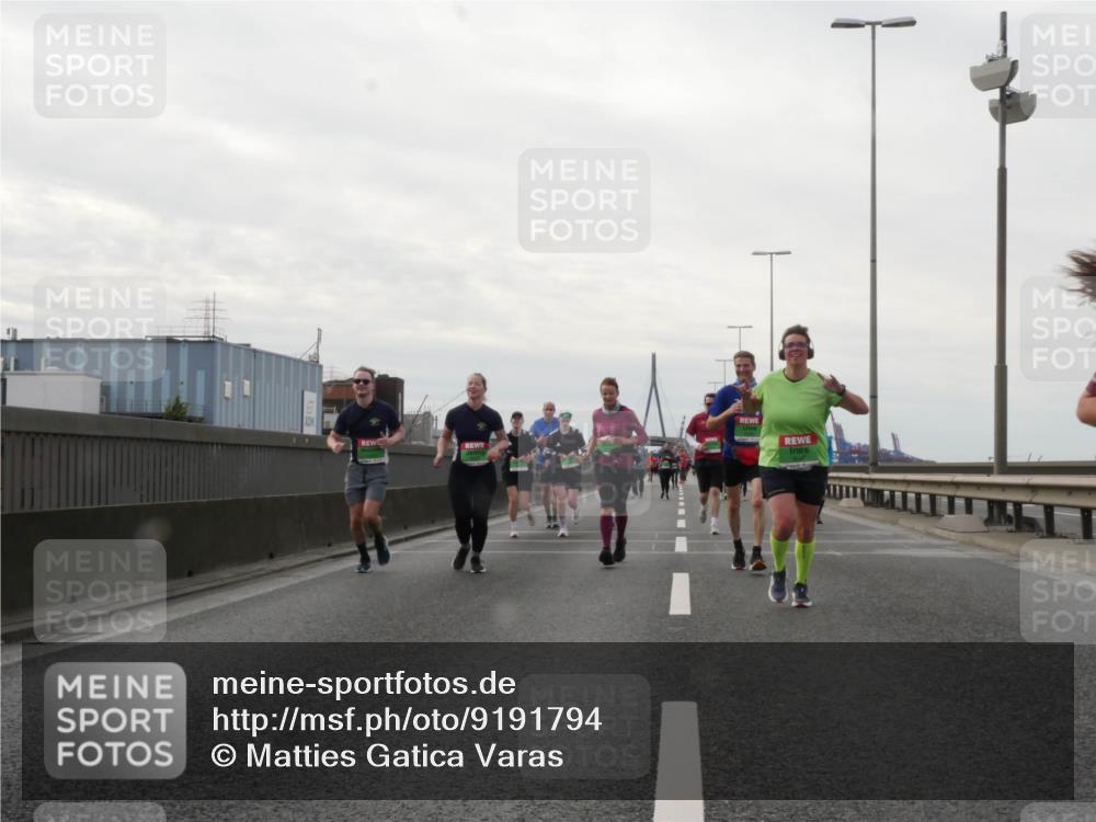 03.10.2025 - Köhlbrandbrückenlauf Matties Gatica Varas http://msf.ph/oto/9191794 03.10.2025 16:07:41 Position 3  meine-sportfotos.de