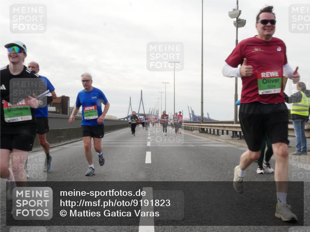 03.10.2025 - Köhlbrandbrückenlauf Matties Gatica Varas http://msf.ph/oto/9191823 03.10.2025 16:07:46 Position 3 7868, 9661, 9234 meine-sportfotos.de