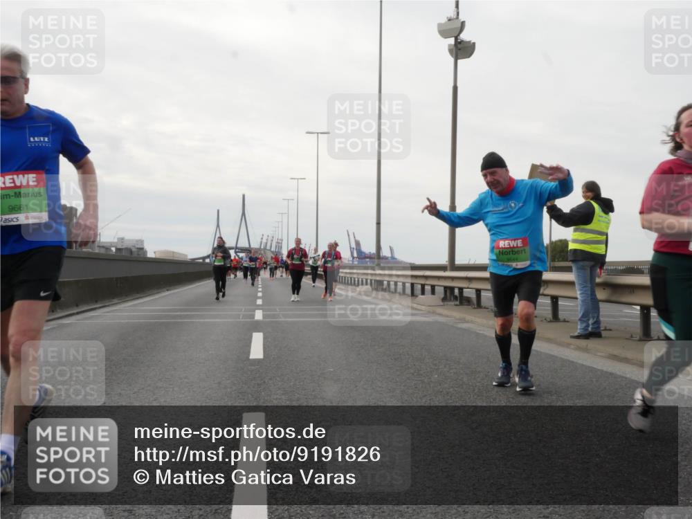 03.10.2025 - Köhlbrandbrückenlauf Matties Gatica Varas http://msf.ph/oto/9191826 03.10.2025 16:07:47 Position 3 9661, 9644 meine-sportfotos.de