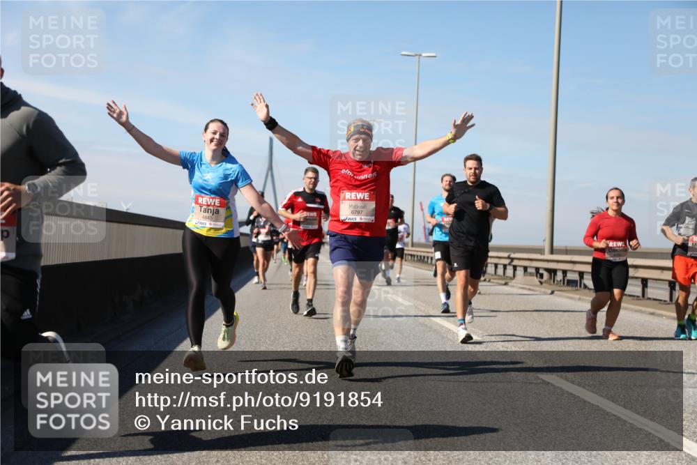 03.10.2025 - Köhlbrandbrückenlauf Yannick Fuchs http://msf.ph/oto/9191854 03.10.2025 11:52:47 Position 3 5111, 4845, 6797 meine-sportfotos.de