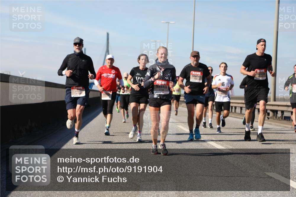 03.10.2025 - Köhlbrandbrückenlauf Yannick Fuchs http://msf.ph/oto/9191904 03.10.2025 11:52:51 Position 3 6775, 5738, 6563 meine-sportfotos.de