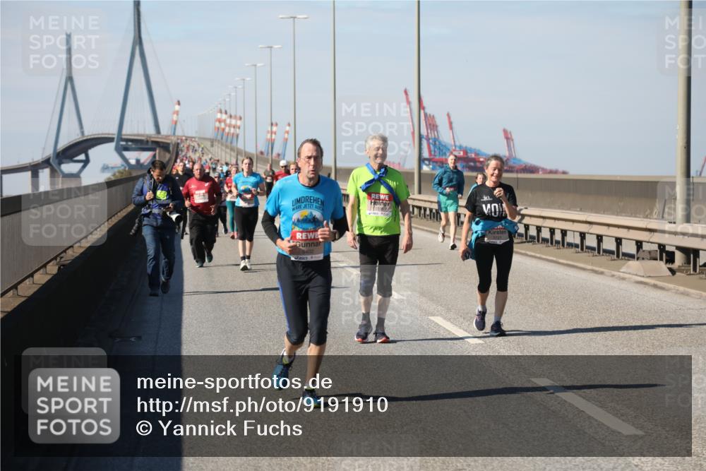 03.10.2025 - Köhlbrandbrückenlauf Yannick Fuchs http://msf.ph/oto/9191910 03.10.2025 12:12:57 Position 3 5116, 6402, 5121 meine-sportfotos.de