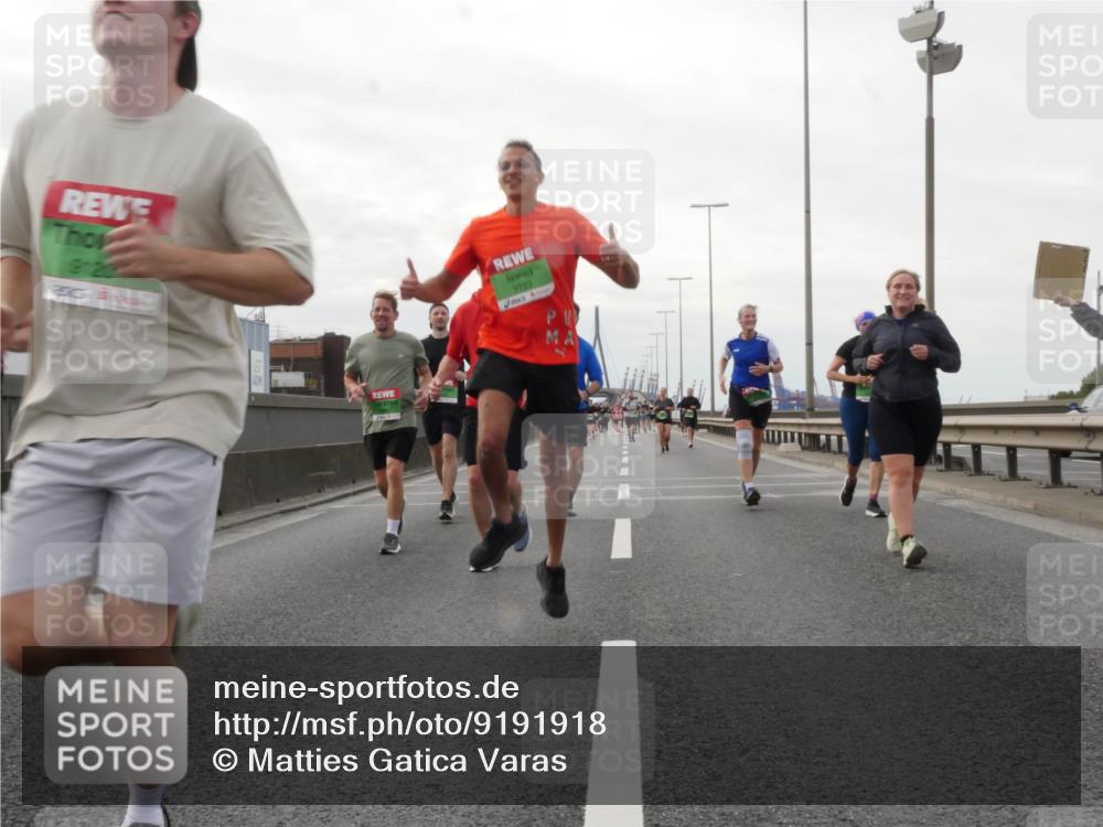 03.10.2025 - Köhlbrandbrückenlauf Matties Gatica Varas http://msf.ph/oto/9191918 03.10.2025 16:08:10 Position 3 9720, 9723 meine-sportfotos.de