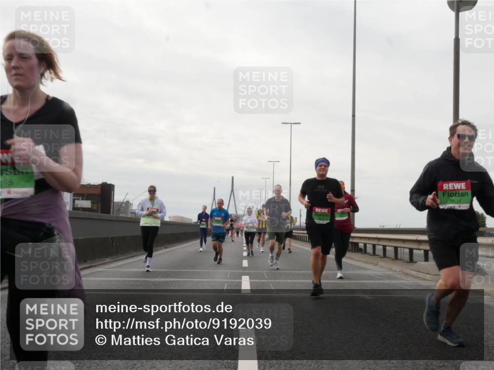 03.10.2025 - Köhlbrandbrückenlauf Matties Gatica Varas http://msf.ph/oto/9192039 03.10.2025 16:08:54 Position 3 195, 6311, 9531 meine-sportfotos.de